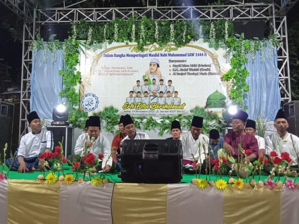 Majlis Sholawat dan Tausyiah di Halaman Masjid TH